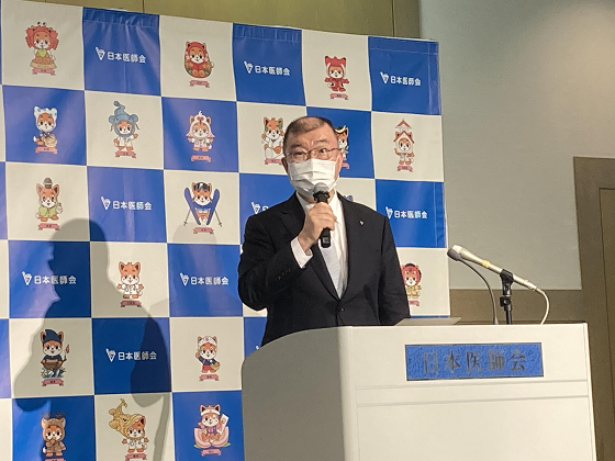 記者会見に臨む釜萢氏