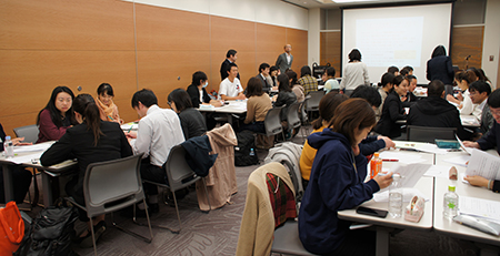 ヘルスプロモーションの実践・普及などを行う日本HPHネットワークは11月9～10日、都内でセミナーを開催。ワークショップでは外国人模擬患者を交え、診療場面のロールプレイも実施した。