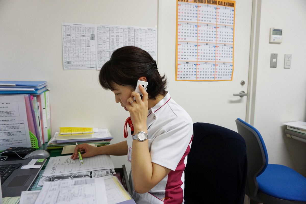 看護のリアル24時　訪問看護ステーションに電話する伊藤小百合さん