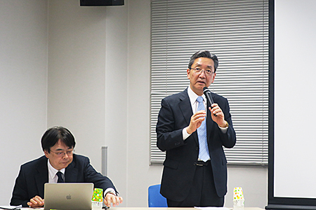 提言の実現について「ボールはいま国にある」と話す化学療法学会の清田理事長（右）