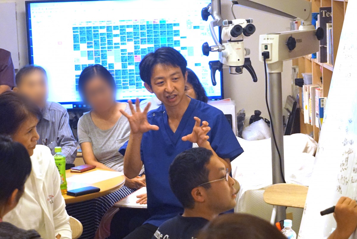 三浦さんの嚥下の評価について話す斉藤歯科医師