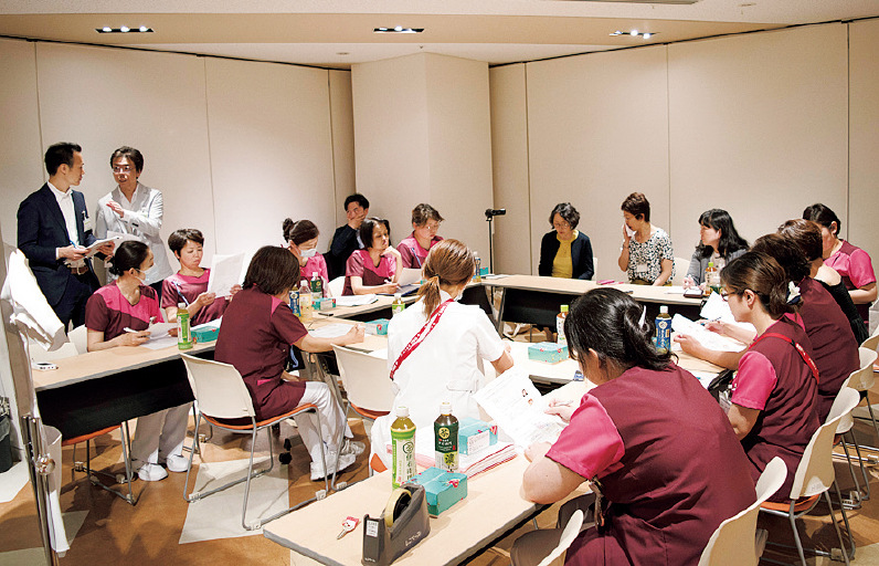 東京都済生会向島病院での意見交換会の様子。  看護部長などマネジメント層だけでなく、現場レベルの意見も吸い上げて商品に反映させていった
