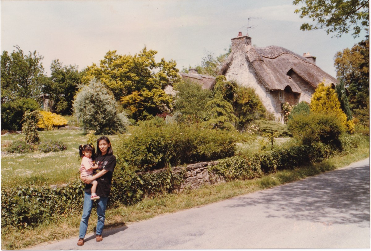 イギリスの伝統的な茅葺き屋根。童話の世界のような風景です。